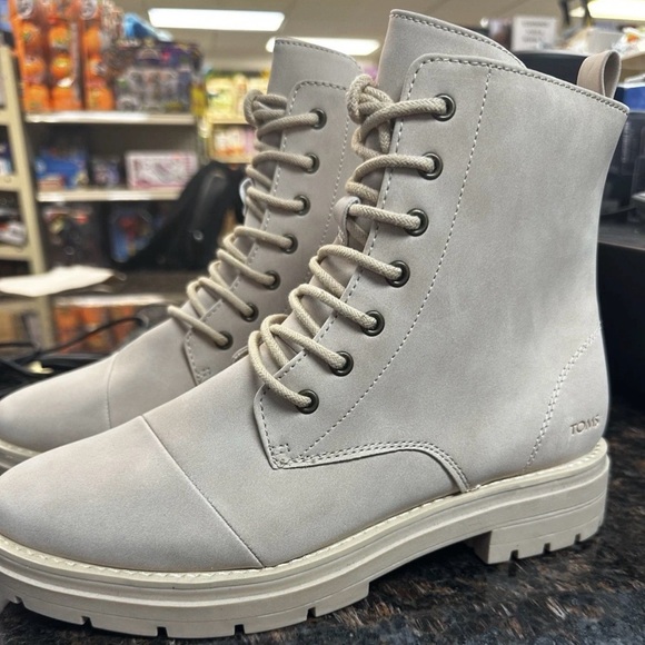 TOMS Women’s size 9.5 Alaya Round Toe Lace up boots with zipper side - Picture 10 of 11